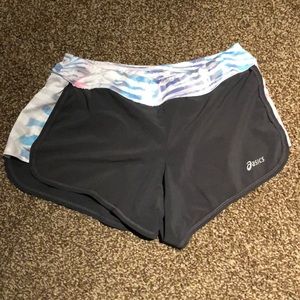 Running shorts with back pocket